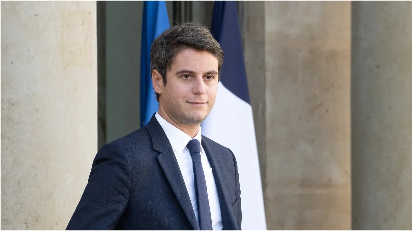 Gabriel Attal face aux critiques sur sa vie amoureuse : « Pas les mêmes jugements pour un couple d’hommes »