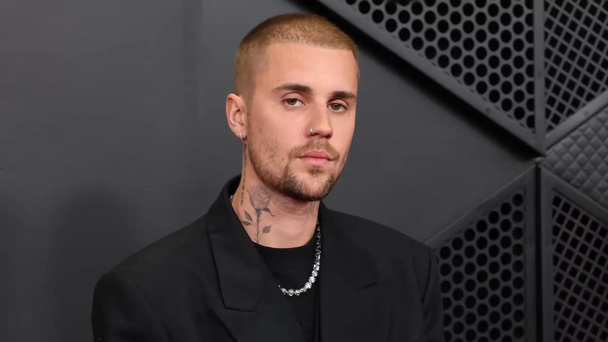 Justin Bieber dévoile un moment tendre en pêchant avec son fils Jack Blues