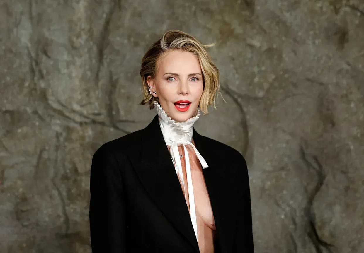 Charlize Theron défie New York en escaladant Times Square pour « APEX »