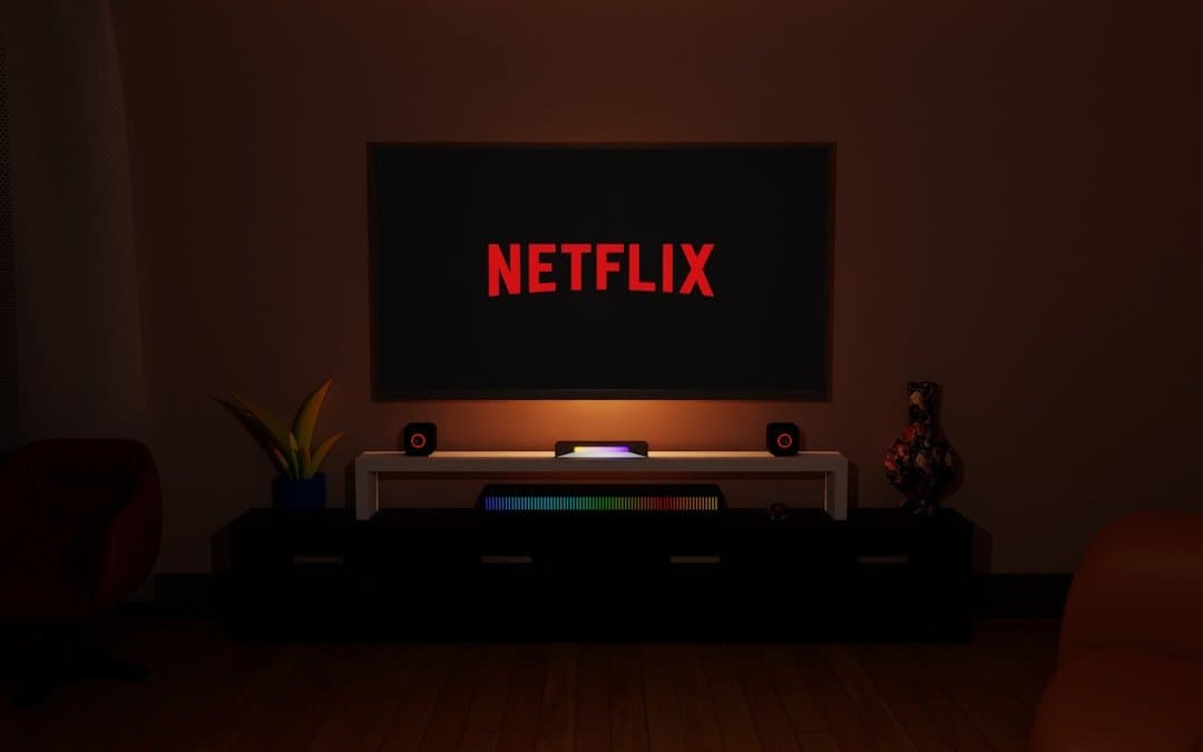 Jennifer Lopez et Brett Goldstein électrisent Netflix avec leur romance de bureau en 2026