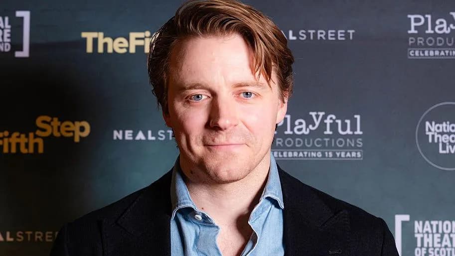 Jack Lowden incarne un politicien d'extrême droite dans la satire électorale 'Vote Gavin Lyle' (2026)